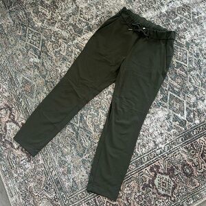 Lululemon On the Fly 7/8 Pant in Dark Olive (Size 4)